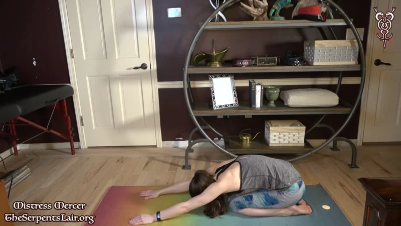 Caught Playing during Yoga after Headstand Cumming in Video Mistress Mercer (2023/Mp4/1000 MB)