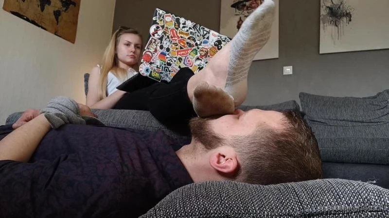 emmyfeetandsocks – Sometimes I Take My Bf as a Footrest Bc Well I Can (2023/Mp4/1000 MB)