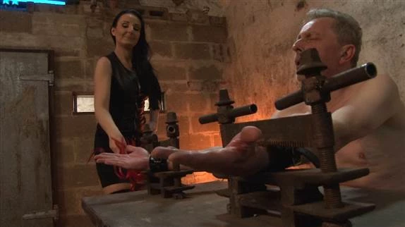 Mistress Luciana in Video Luciana di Domizio - Handcaning (2024/MPEG-4/144 MB)