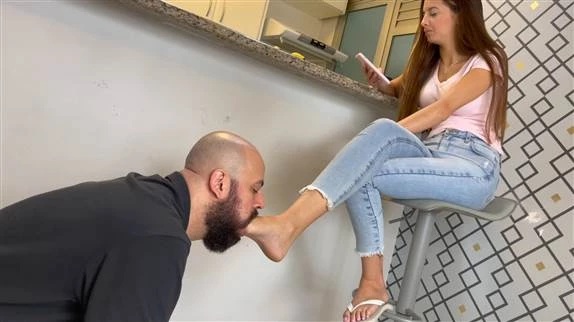 Paulinha in Video feeding the slave the right way (2024/MPEG-4/1.23 GB)