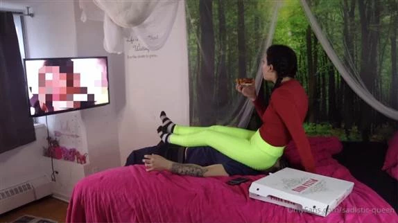 Mistress Alexis in Video Eating Pizza Watching TV For 20 Minutes While Smothering My Slave (2024/MPEG-4/909 MB)