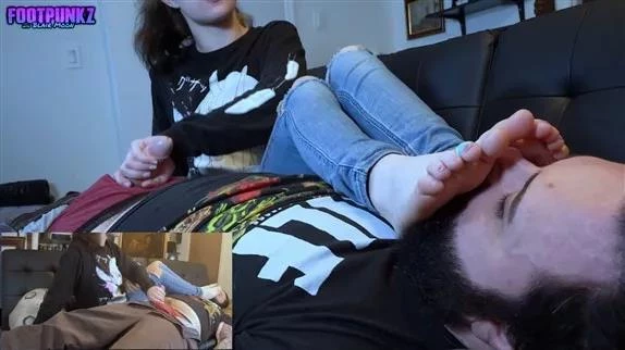 Nerdy Girl Gives Foot Smelling Handjob (2025/MPEG-4/1.63 GB)