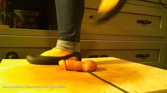 Queen Mandy - Stomping A Cock To Music! (2025/MPEG-4/119 MB)