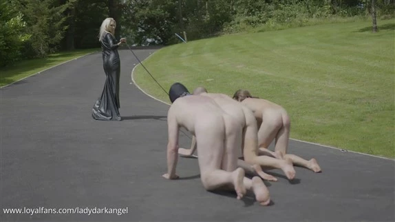 LADYDARKANGEL in Video Walking With My Pets (2025/MPEG-4/86.8 MB)