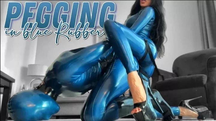 Evil Woman in Video Pegging in blue rubber (2025/MPEG-4/107 MB)