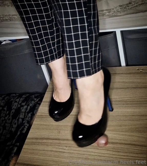 ACM FEET & HEELS in Video Shoejob And Quick Handjob For That Little Dick (2025/MPEG-4/332 MB)