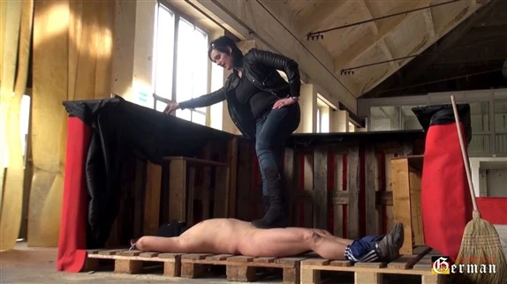 German Mistresses in Video Helen Bates - Facesitting and Trampling in Jeans (2025/MPEG-4/348 MB)