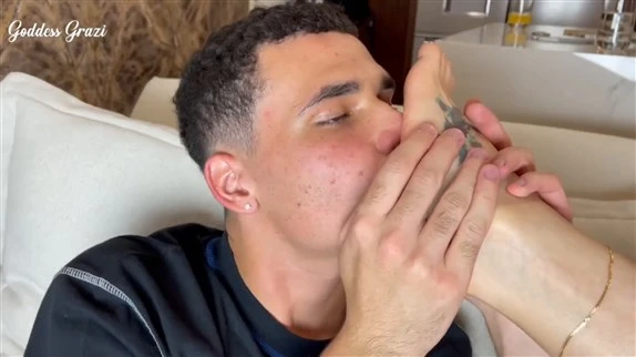 Goddess Grazi in Video Pedrinho Suck My Stinky Feet (2025/MPEG-4/1.35 GB)