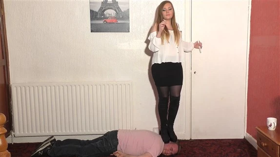 Mean Girl Sophie in Video Smoking Dancing Trample (2025/MPEG-4/70.2 MB)