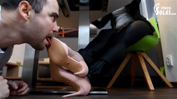 Czech Soles in Video Office Shoe Licker Under His Bosss Table Shoe Worship High Heels Foot Worship Big Office Feet (2025/MPEG-4/135 MB)