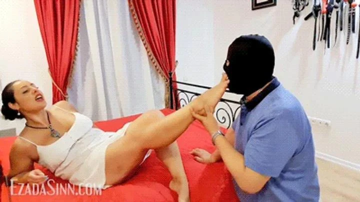 Ezada Sinn in Video Worshiping My sweaty Sanctum (2025/MPEG-4/443 MB)