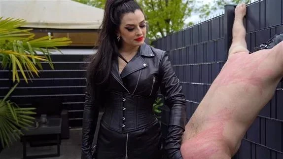 Sado-Ladies in Video Mistress Bella Lugosi - Cruel Outdoor Punishment (2025/MPEG-4/925 MB)