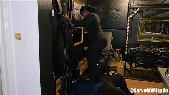 Goddess Mikaila in Video Step Into Submission (2025/MPEG-4/595 MB)