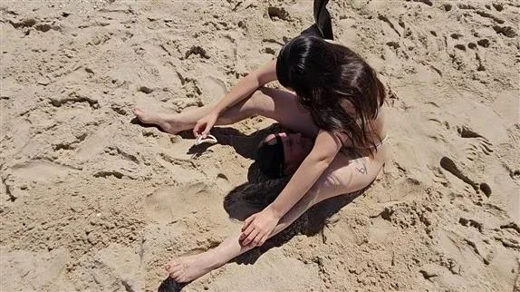 Syren Productions- Buried On The Beach Face Sitting (2025/MPEG-4/1.37 GB)