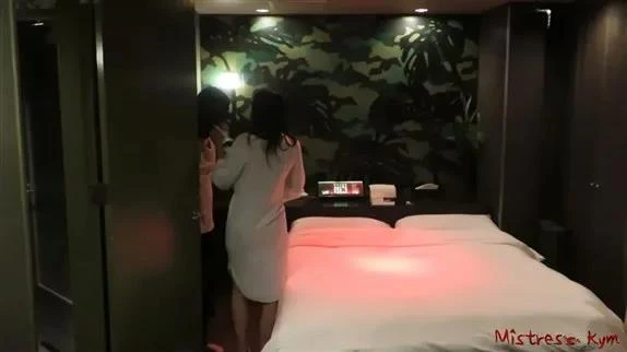 Mistress Kym in Video Getting Ready For The Night (2025/MPEG-4/22.5 MB)