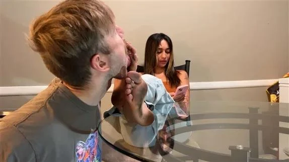 Goddess Ellen in Video Dirty Street Feet Licking (2025/MPEG-4/1.16 GB)