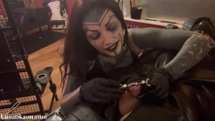 Mistress Lunatika in Video Urethral Stretching (2025/MPEG-4/554 MB)