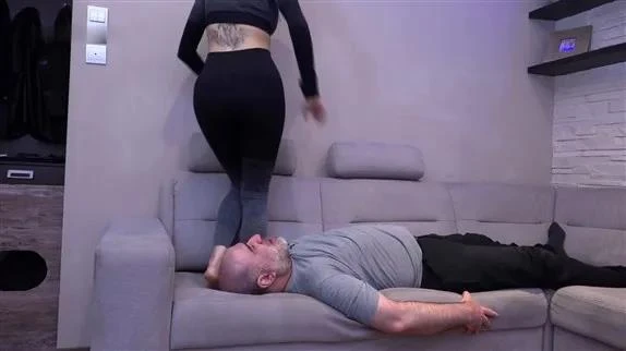 FOXY Facesitting in Video ROSALINA - Domina Personal Trainer - Innovative Breath Training - Facesitting And Humiliation In Sweaty Leggings GOPRO VERSION (2025/MPEG-4/239 MB)