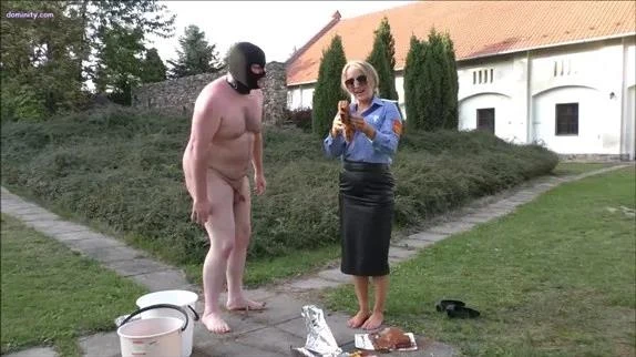 Mistress Courtney in Video SLAVEPIG FEEDING (2025/MPEG-4/1.06 GB)
