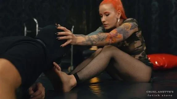 Cruel Anette in Video Licking off the dirty spit (2025/MPEG-4/878 MB)