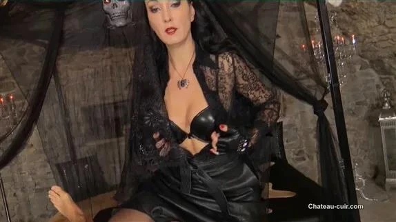 Chateau Cuir in Video Milked by the black widow - Fetish Liza (2025/MPEG-4/345 MB)